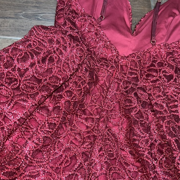 Burgundy, adjustable strap short dress - Picture 5 of 5